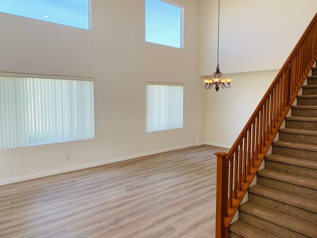 Building Photo - Large 4 bedroom home for lease in the hear...