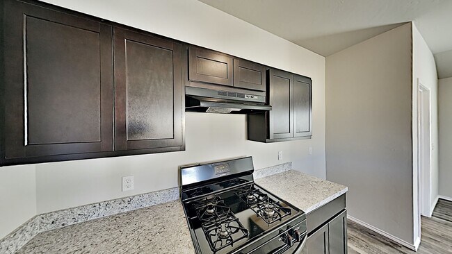 Building Photo - Very Nice 3 Bedroom 2 Bath Home in Yukon Schools