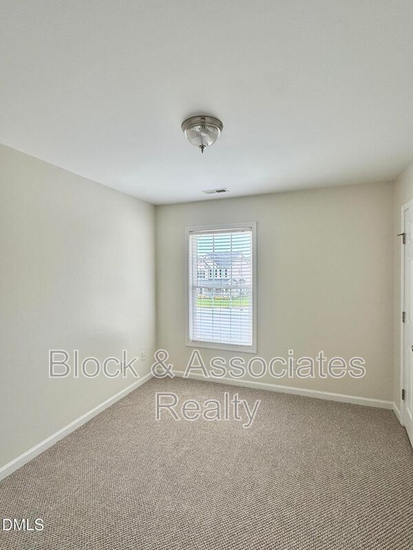 Building Photo - 116 Reno Ave