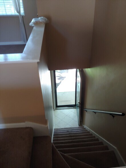 Stairs down - 1451 Thrush Plz