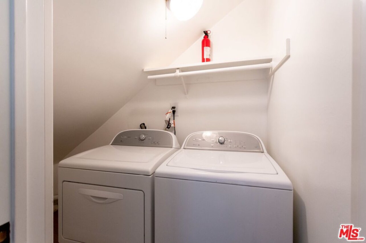 In-unit laundry and dryer - 1037 18th St