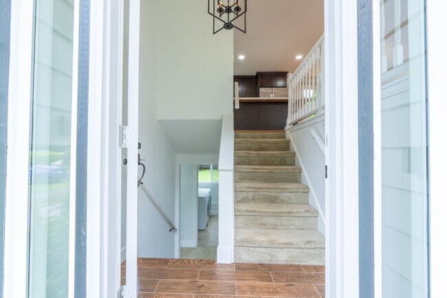 Building Photo - APPLICATION PENDING - 4bed/3bath home in F...