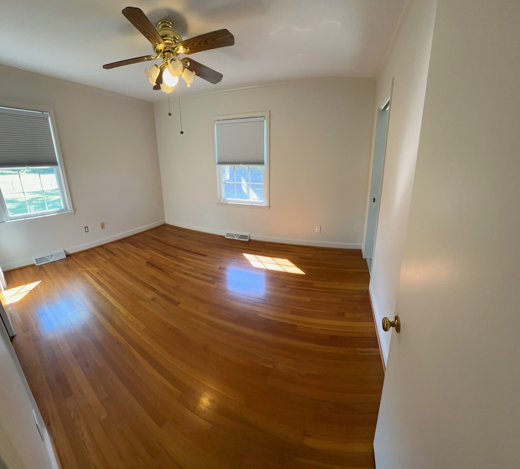 Bedroom 1, with ensuite bathroom - 2133 Lincoln Rd