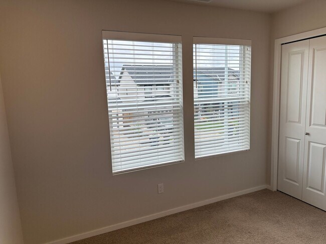 Building Photo - Newer 4 bedroom 2.5 bathroom house! AVAILA...