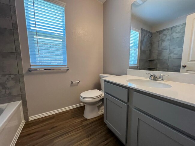Building Photo - 132 Vintage Dr