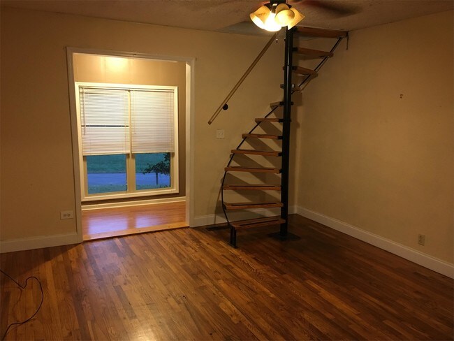 Building Photo - 706 Burns Rd