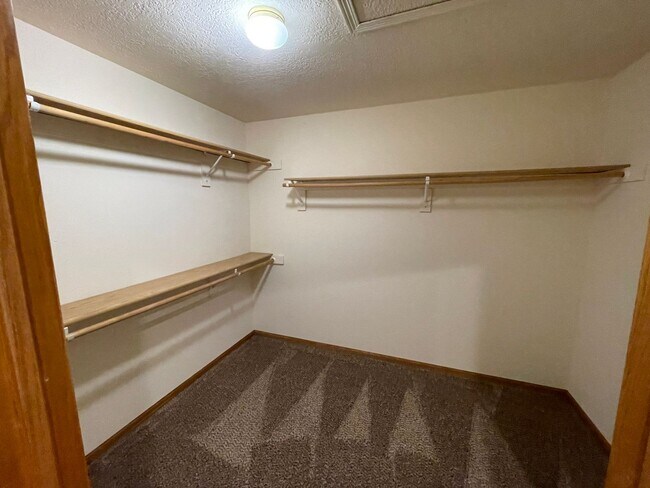 Building Photo - Spacious Duplex near Manhattan Country Club!
