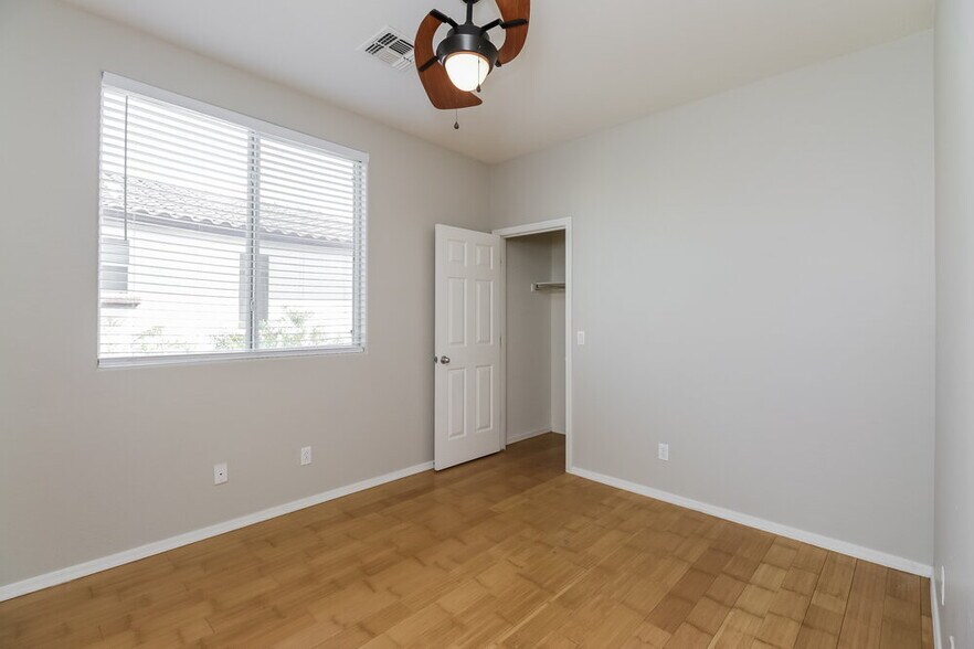 Building Photo - 1303 E Julian Dr