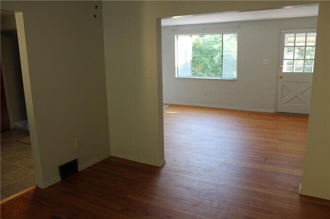 Building Photo - 1415 Pine Hollow Rd