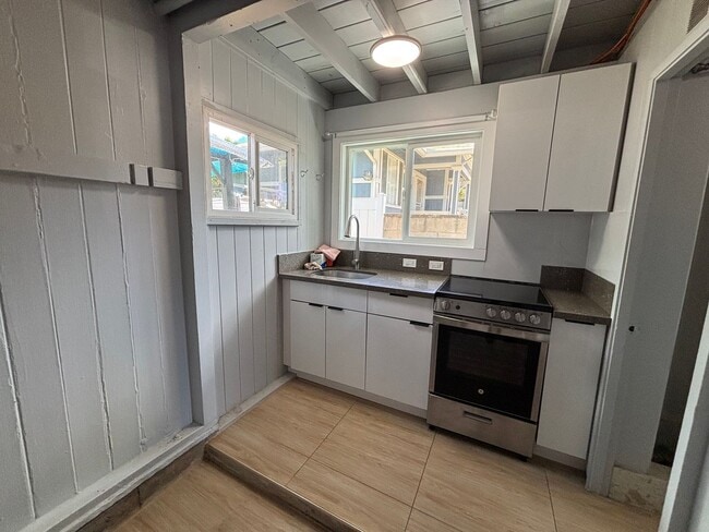 Building Photo - Spacious 1 Bedroom w/ Parking – Honolulu (...