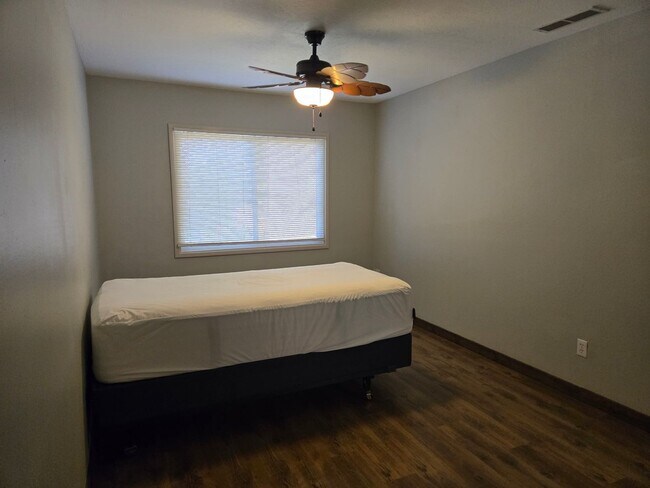 Building Photo - Beautiful two story, 3 bed, 1 full bath, 2...