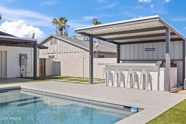 Building Photo - 2166 E Greenway Dr