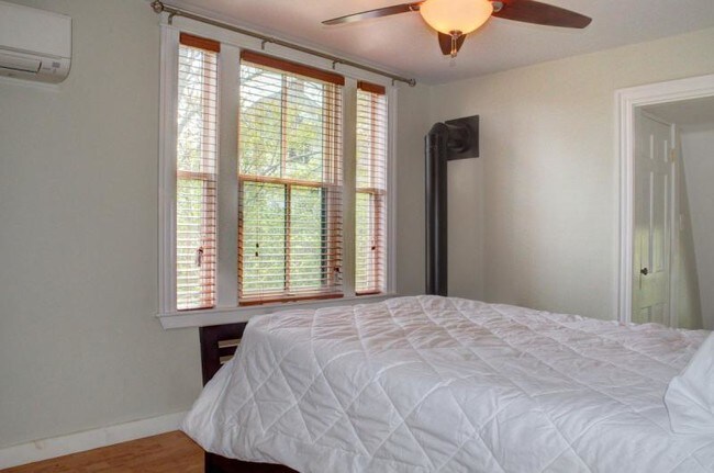 Building Photo - Carriage House