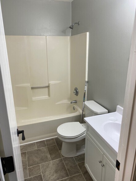 Main Bath - 1035 Pine St