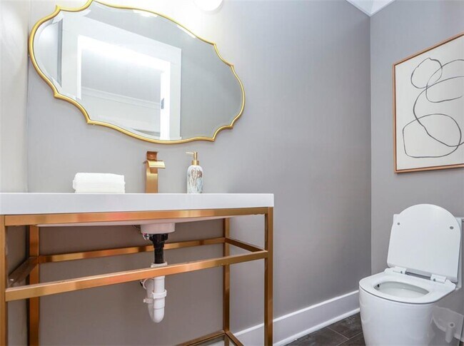 Building Photo - 2908 N Hills Dr NE