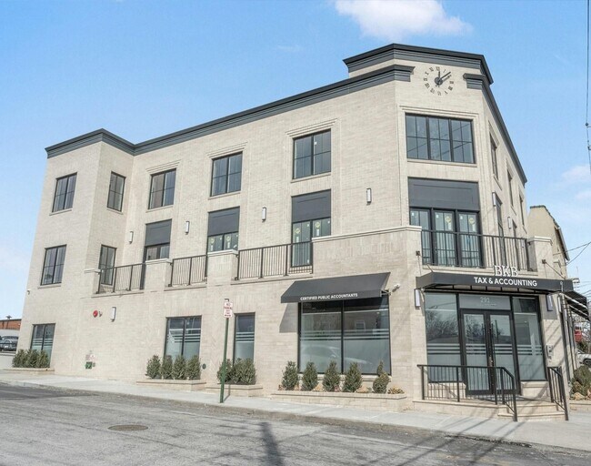 Building Photo - 291 Main St