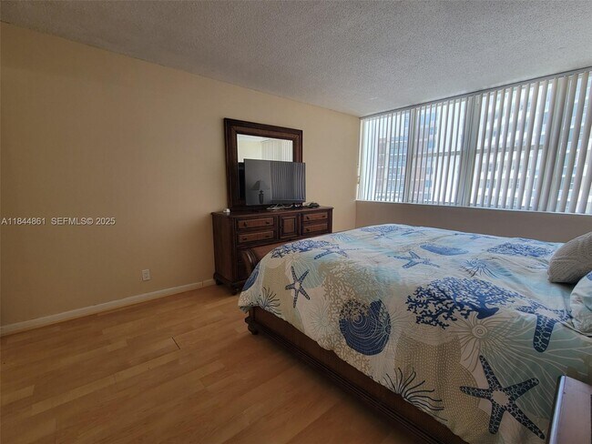 Building Photo - 3140 S Ocean Dr