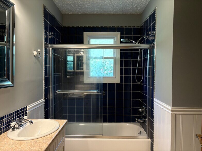 Building Photo - 1406 Valley View Dr