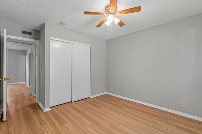 Building Photo - SW, Large Ranch home, Vaulted Ceilings, Fire Place, Fenced Yard!