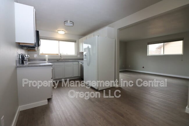 Building Photo - 1472 NE Whisper Ridge Dr