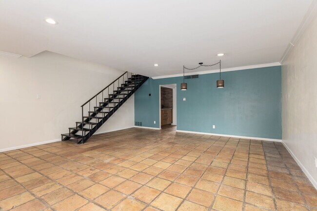 Building Photo - 166 Elizabeth Rd