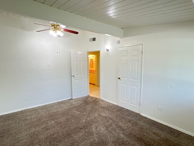 Building Photo - Northeast