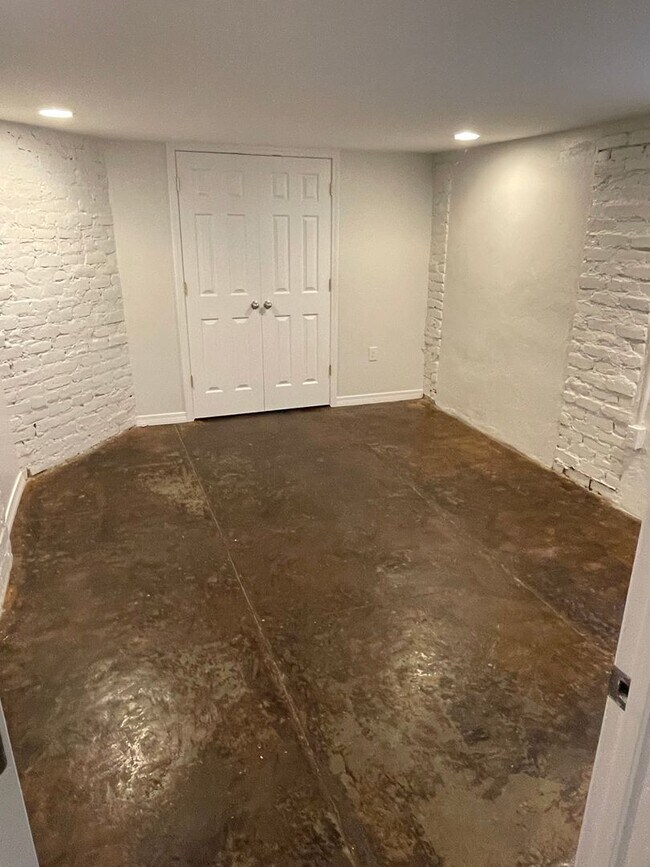 Building Photo - 3115-3115 Constance St