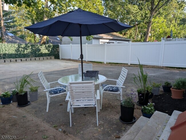 Building Photo - 207 Hillside Ave