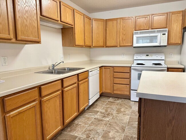 Building Photo - Walk Out Patio - 2 Bedroom 2 Bath