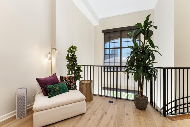 Building Photo - 801 S Olive Ave