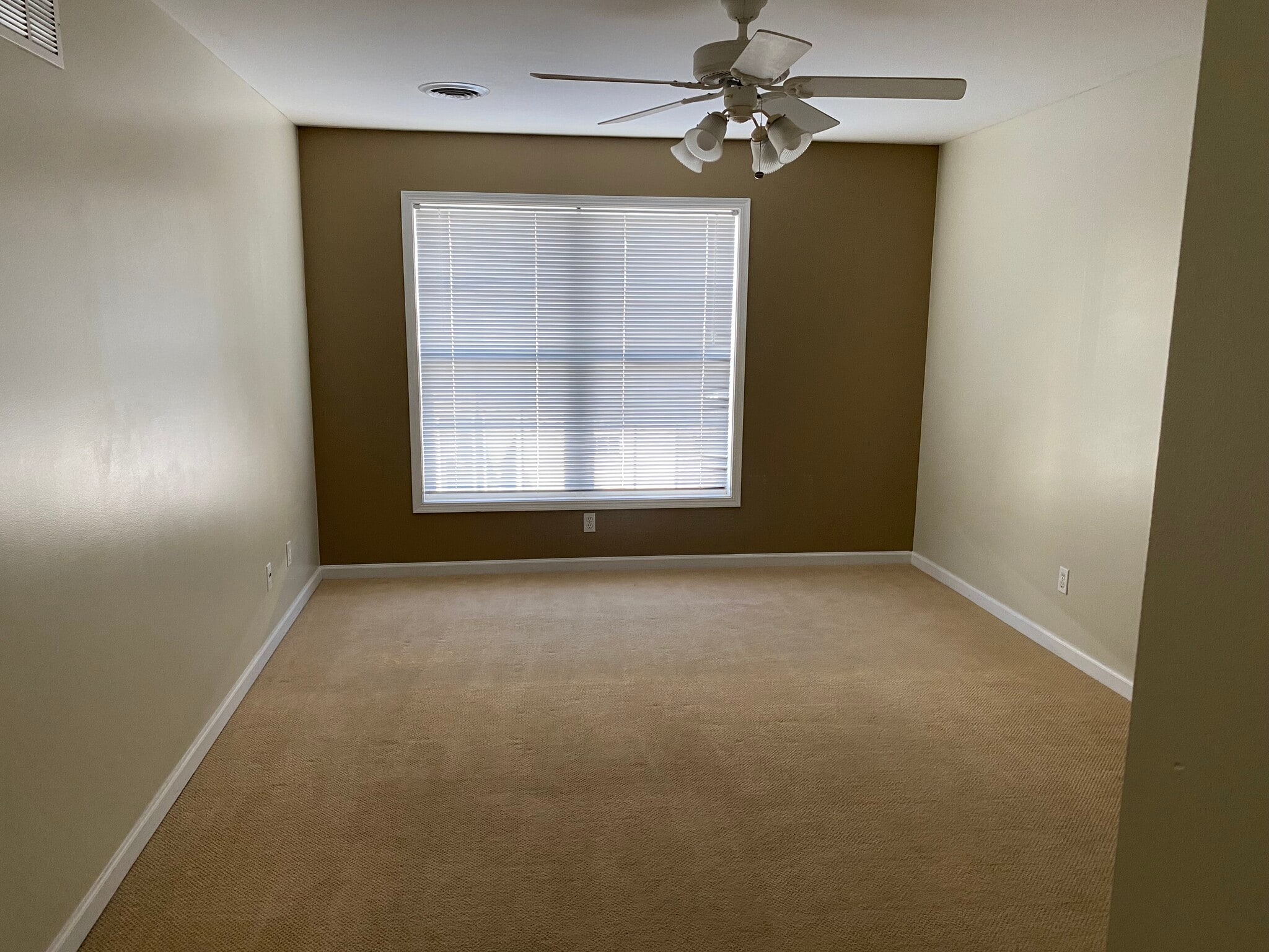Building Photo - 3910 Balmoral Dr