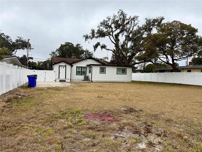 Building Photo - 901 Concord St