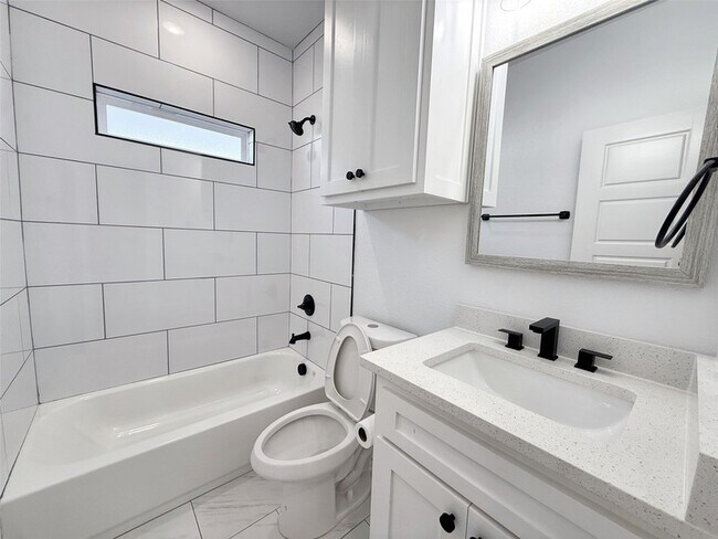 Building Photo - 805 Exeter St