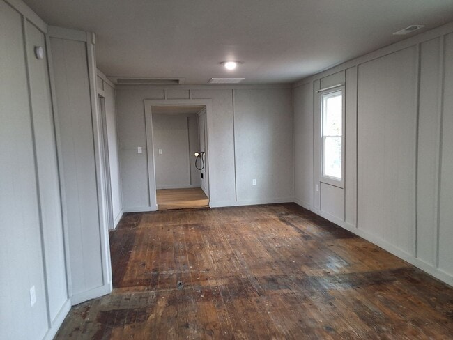 Building Photo - Comfy 2 Bedroom, 1 Bath House located in Radcliff
