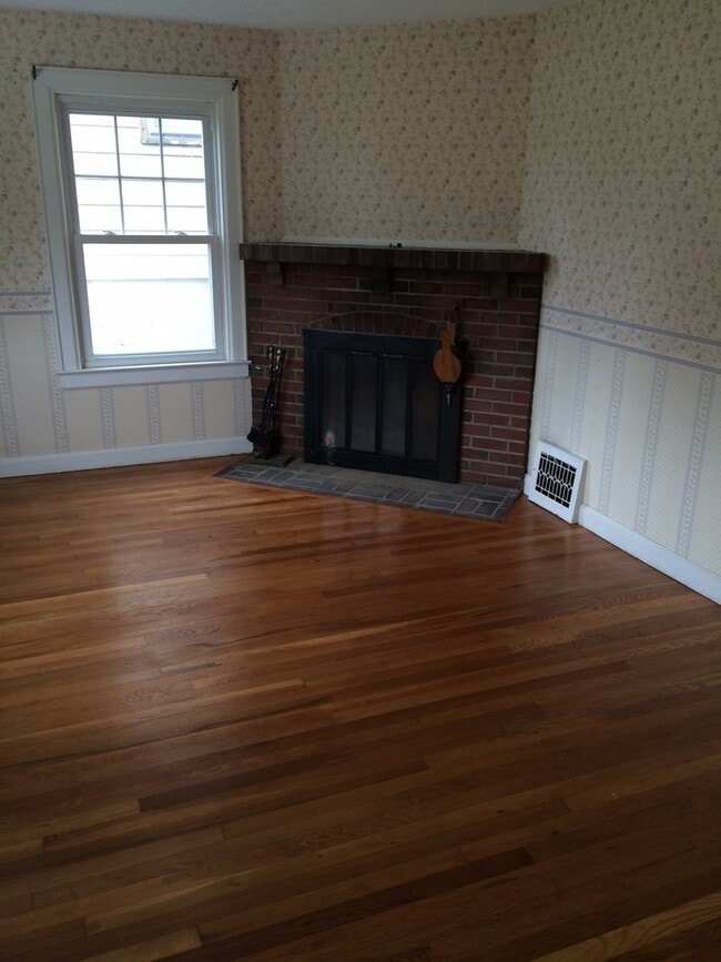 Building Photo - Spacious 4BR 2 Bath Cape in Great Location...