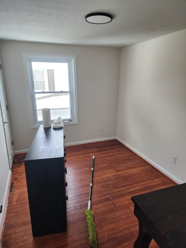 Building Photo - 40 Maple St