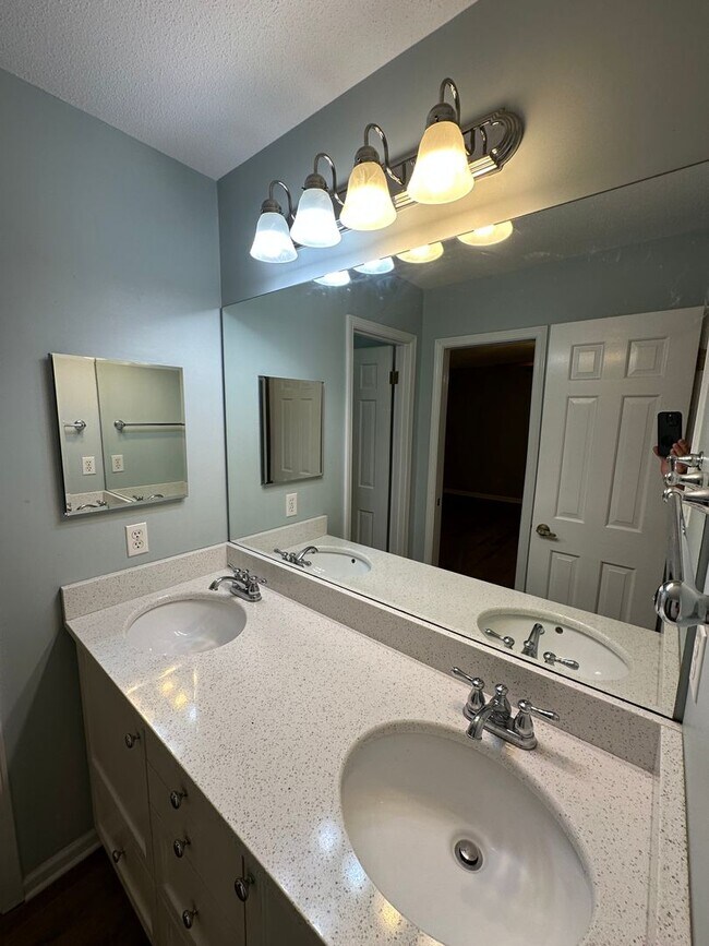 Building Photo - Showings may begin 7/1/26. Spacious Germantown home! Walking distance to Farmington Elementary. S...