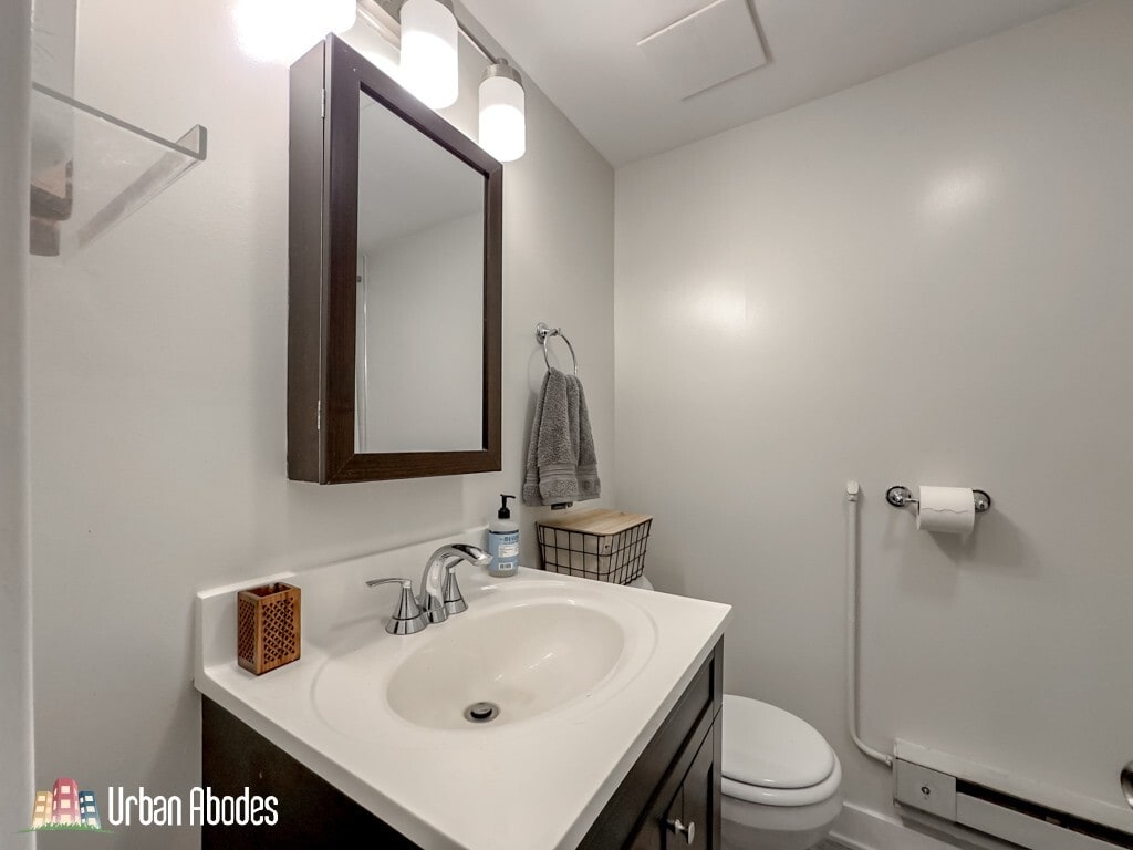 Building Photo - 730 W Roscoe St