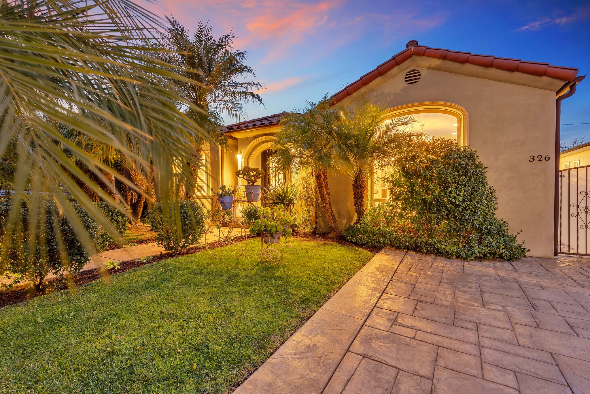 Building Photo - 326 N Doheny Dr