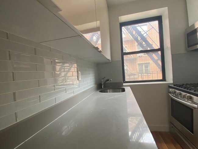 Kitchen - 3353 82nd St