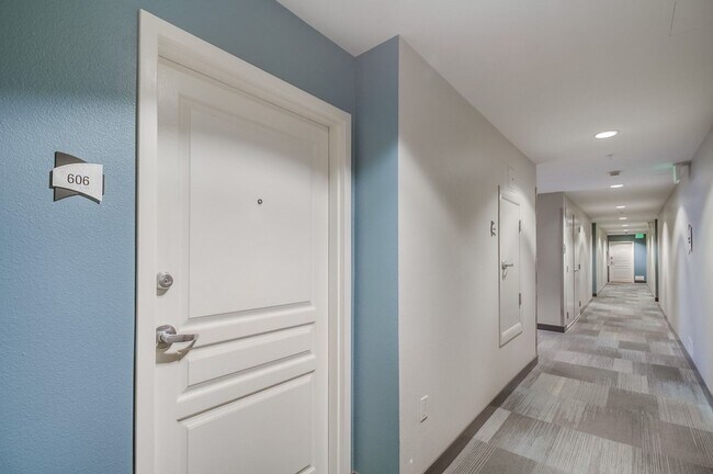Building Photo - Modern 2 bed / 2 bath Condo in Little Ital...