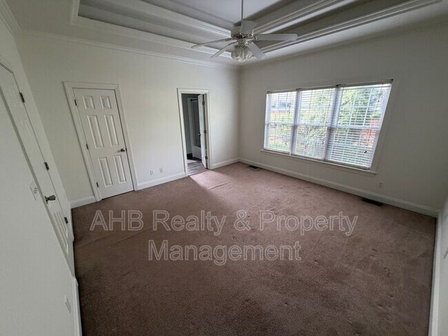 Building Photo - 713 Trail's End Dr