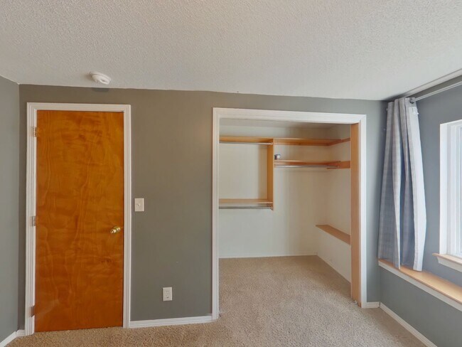 Building Photo - 804 N Longview Ct