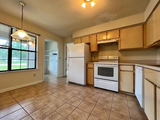 Building Photo - AVAILABLE LATE MARCH 2026! (No Pets)