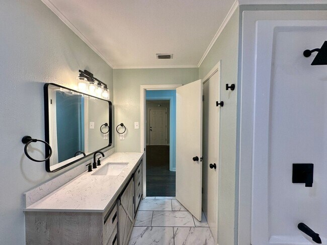Building Photo - Updated 3-Bedroom Home Near TJC & Medical District!