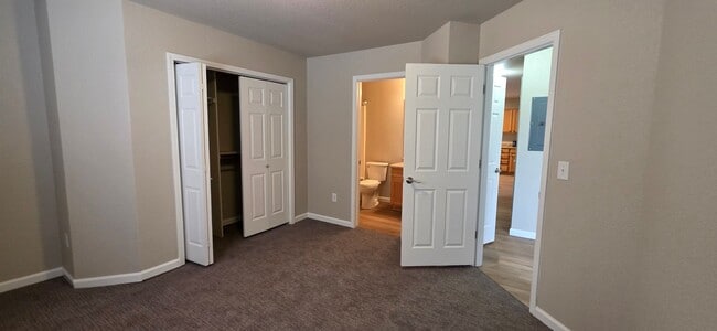 Building Photo - 200 Country West Rd