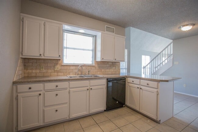 Building Photo - Available to Pre-Lease! Recently Updated 3 Bedroom!