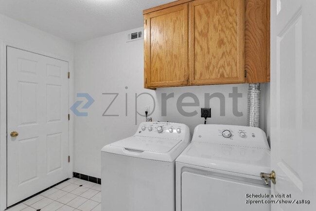 Building Photo - 813 Meade Ave