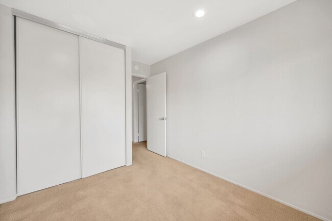 Building Photo - Spacious 4-Bedroom, 2.5-Bath Townhouse Clo...