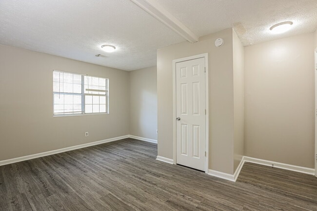 Building Photo - 3200 Carmel Dr